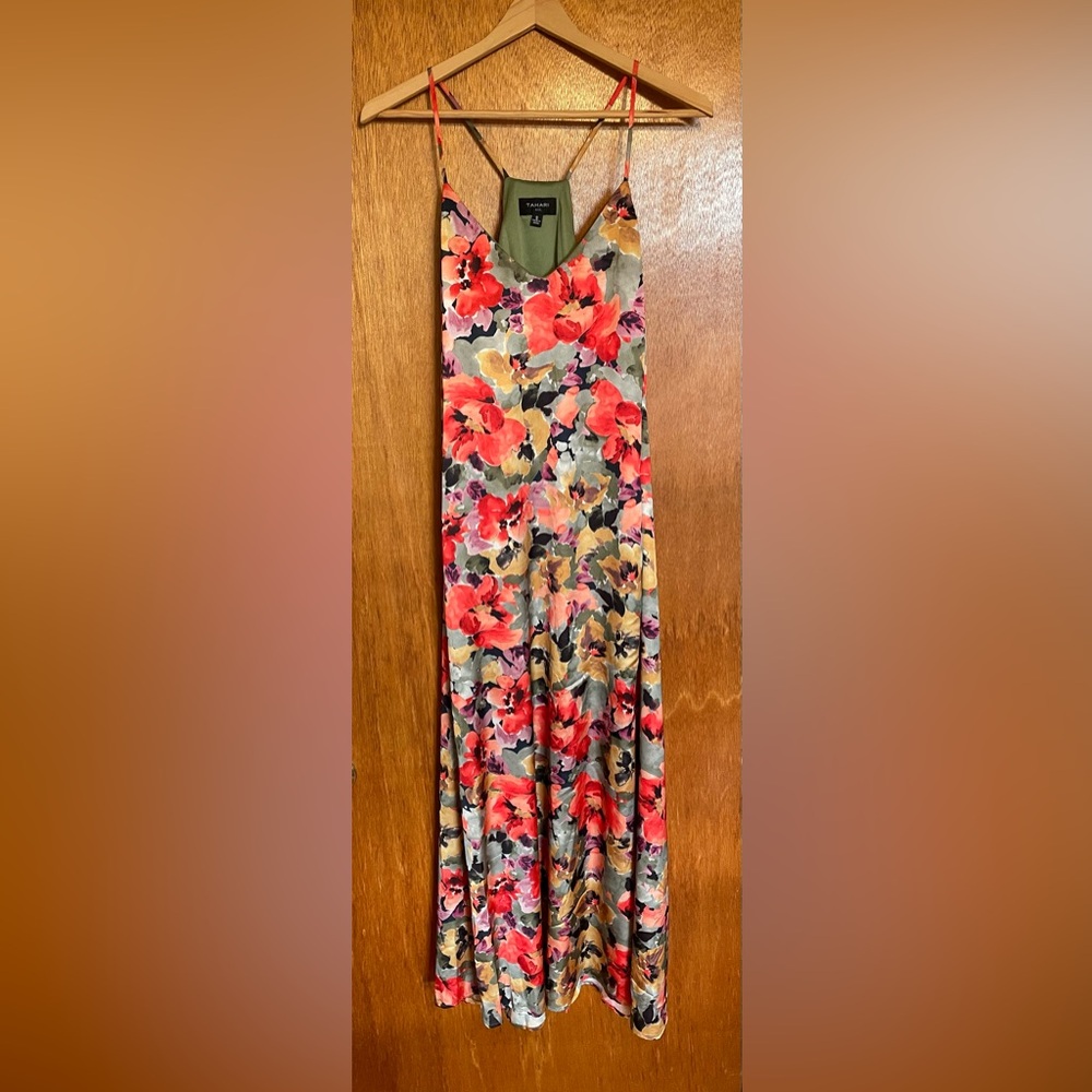 Tahari silky maxi dress/gown with built in bra and pockets, size small